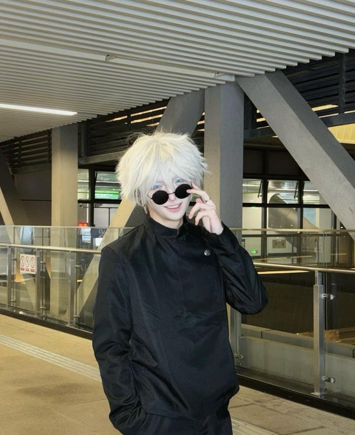 Hình cosplay gojo dáng người cân đối