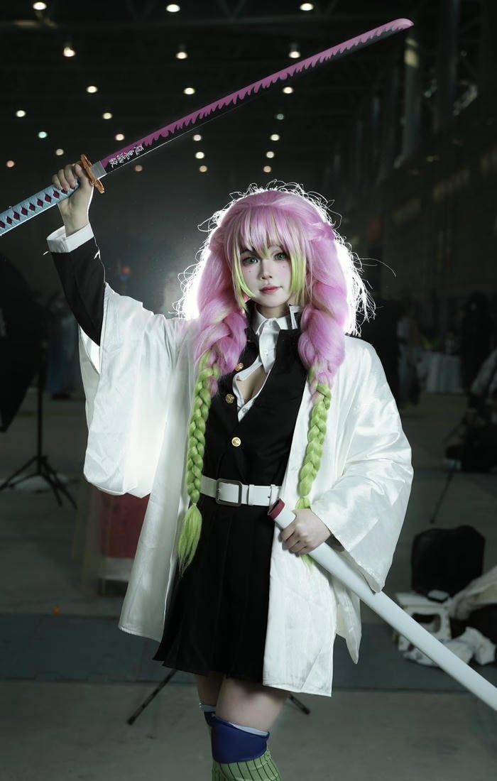 Hình cosplay luyến trụ đồng phục kiếm sĩ đặc trưng