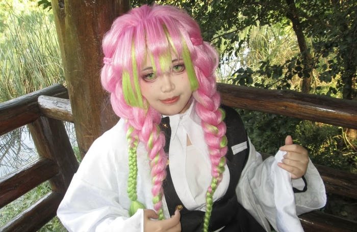 Hình cosplay luyến trụ tư thế cầm kiếm mềm mại