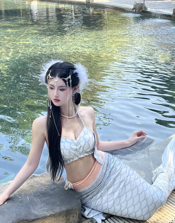 Hình cosplay nàng tiên cá đuôi cá uốn cong mềm mạ
