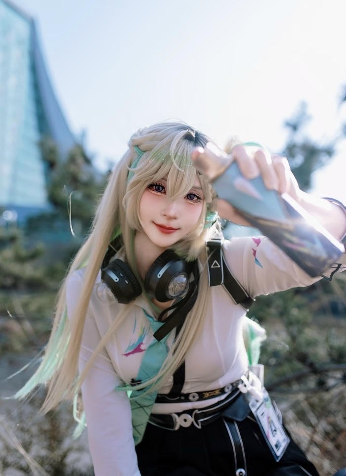 Hình cosplay nhân vật anime ánh nhìn sâu