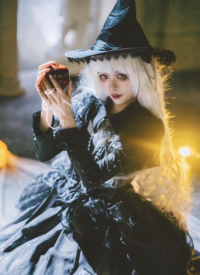 Hình cosplay phù thuỷ tay cầm quả táo