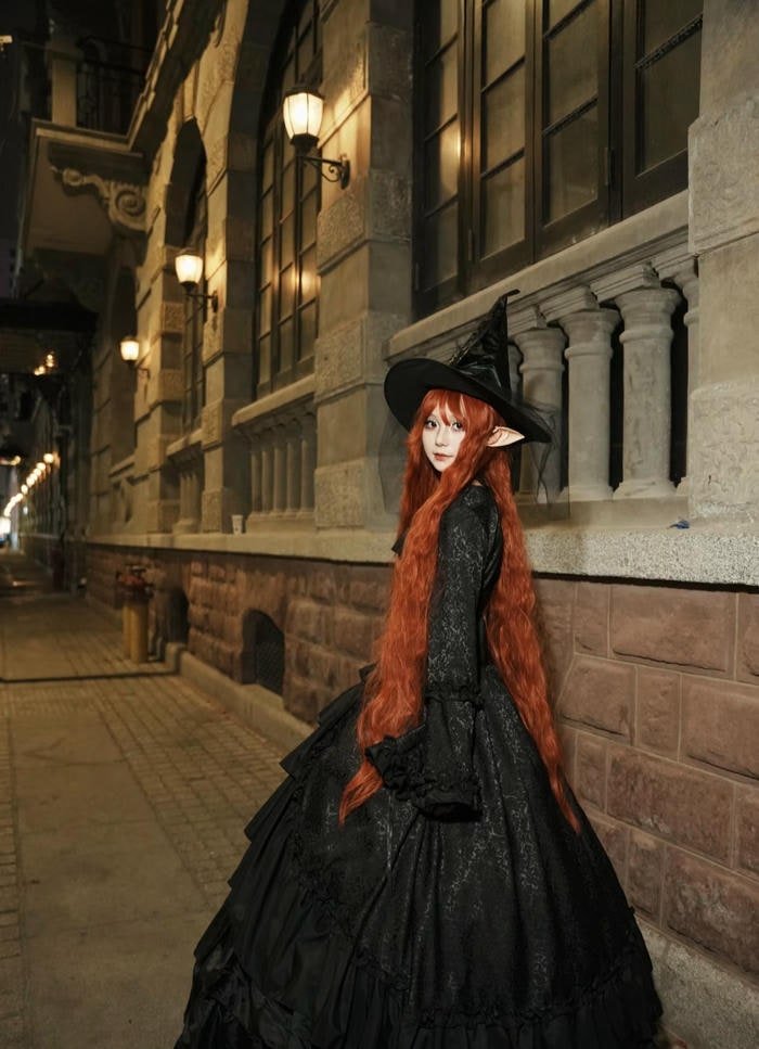 Hình cosplay phù thuỷ tóc đỏ cam dài