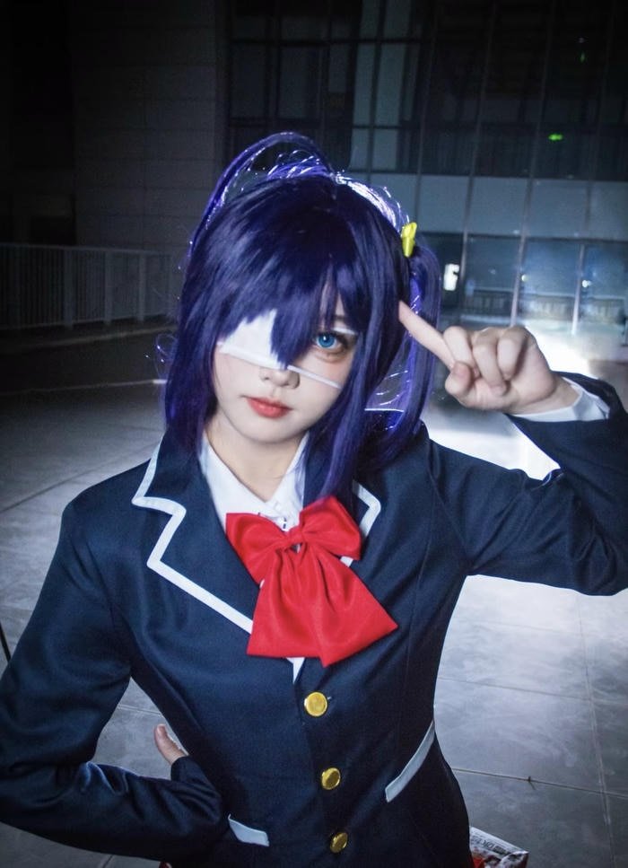 Hình cosplay rikka che mắt phong cách ảo tưởng