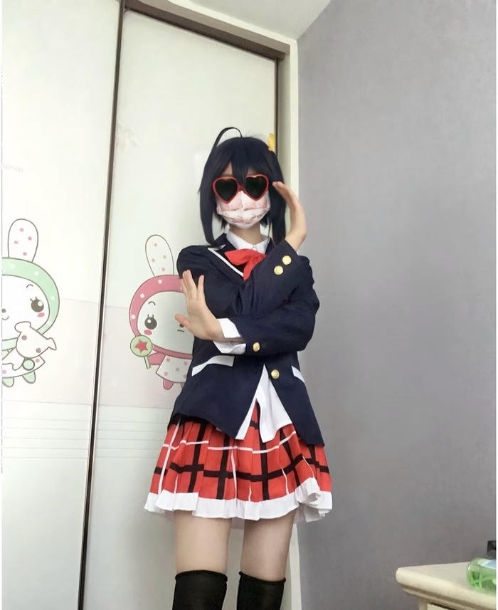 Hình cosplay rikka dáng đứng nhỏ nhắn đáng yêu