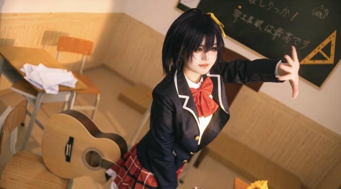 Hình cosplay rikka tạo dáng tay đặc trưng nhân vật
