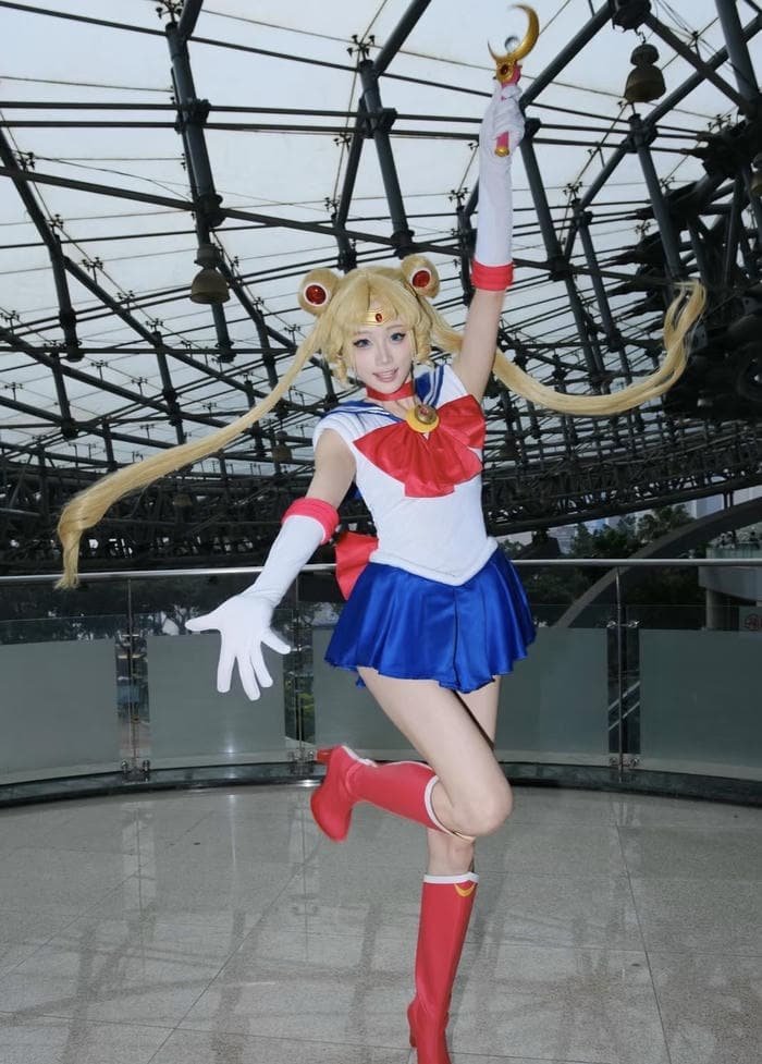 Hình cosplay sailor moon dáng đứng uyển