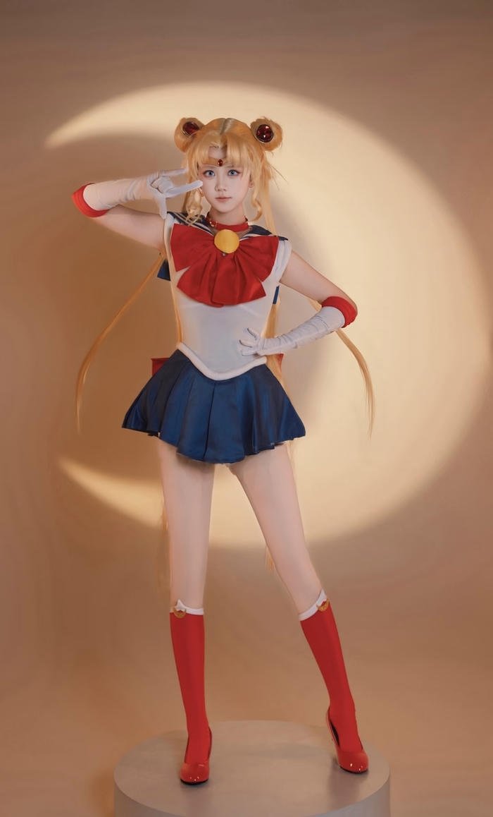 Hình cosplay sailor moon dáng người mảnh