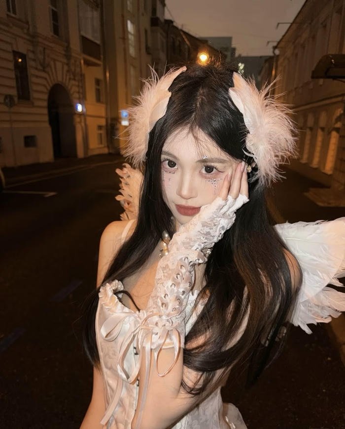 Hình cosplay thiên thần ánh nhìn ấm áp