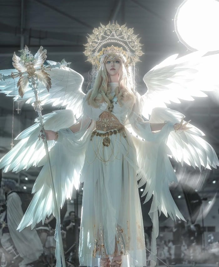 Hình cosplay thiên thần biểu cảm nhẹ nhàng thanh thoát