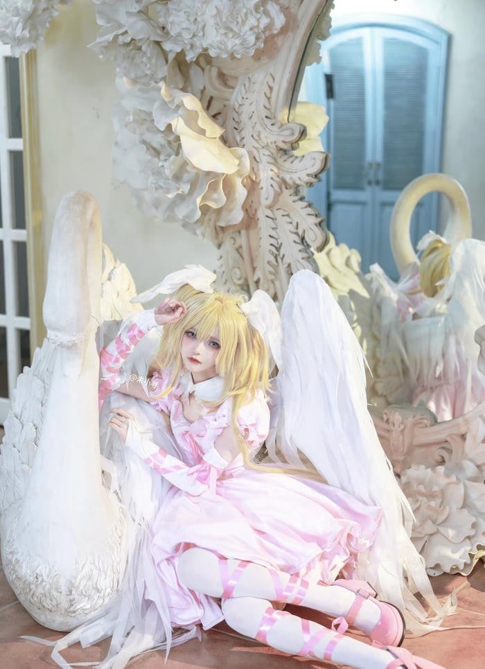 Hình cosplay thiên thần đôi cánh lông vũ nổi bật