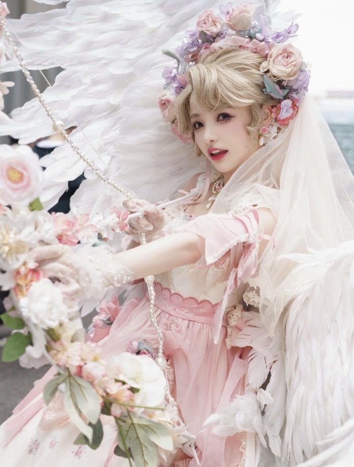 Hình cosplay thiên thần tư thế đứng duyên dáng