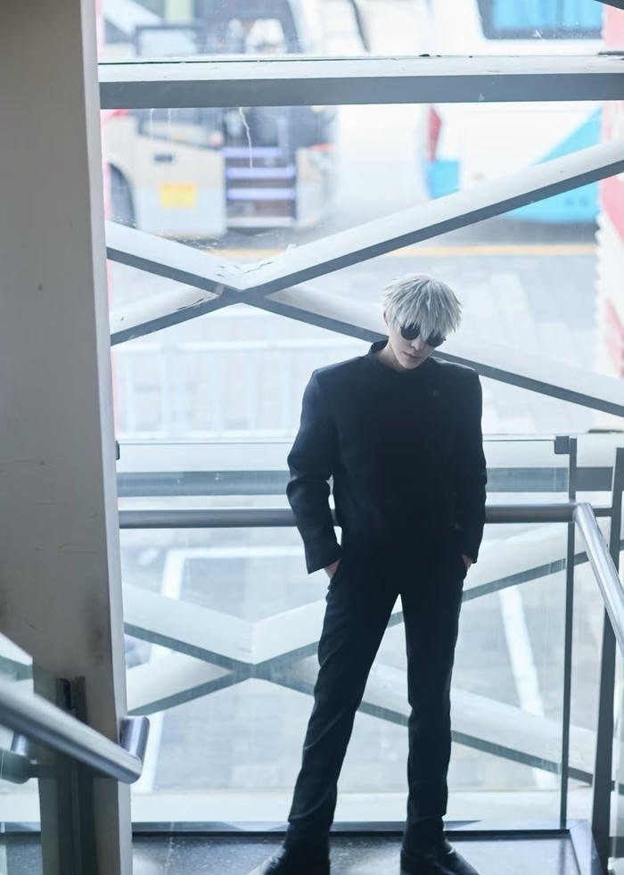 Hình gojo cosplay dáng đứng vững