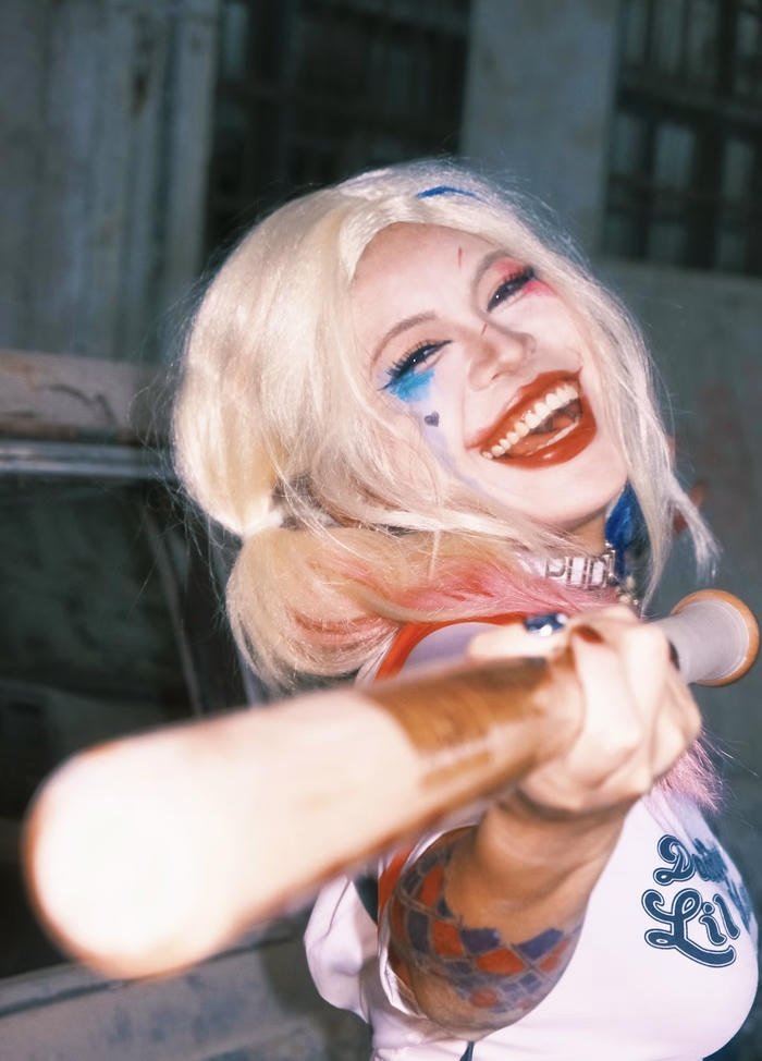 Hình harley quinn cosplay ánh nhìn sắc sảo đầy thách thức
