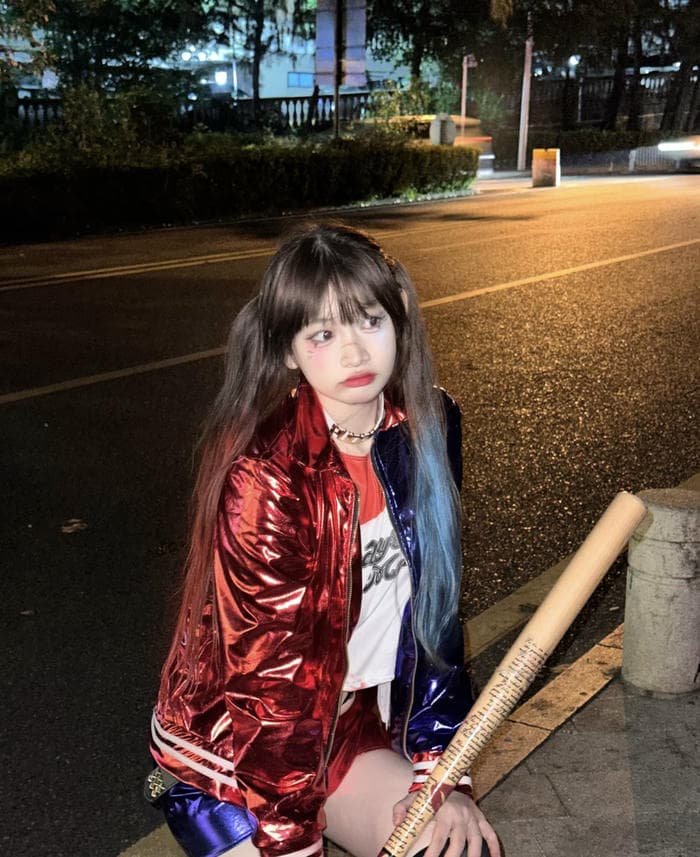 Hình harley quinn cosplay dáng đứng tự tin quyến rũ