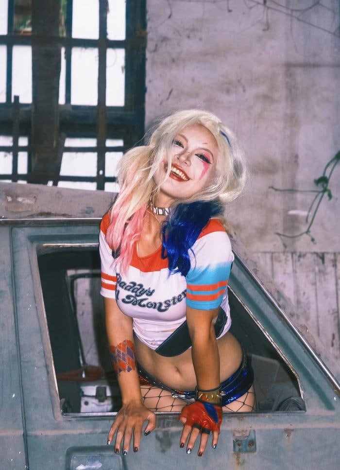 Hình harley quinn cosplay mái tóc buộc cao đặc trưng