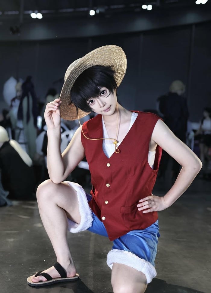 Hình luffy cosplay gương mặt vui tươi