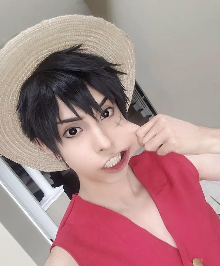 Hình luffy cosplay nét mặt thoải mái