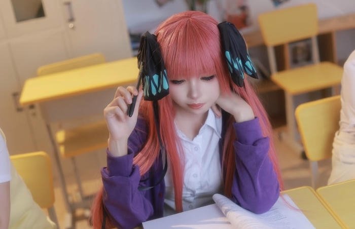 Hình nino nakano cosplay dáng đứng nữ tính quyến rũ