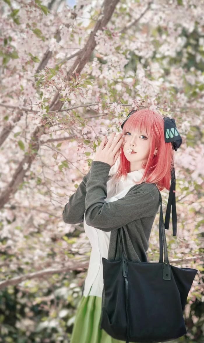 Hình nino nakano cosplay mái tóc hồng đặc trưng