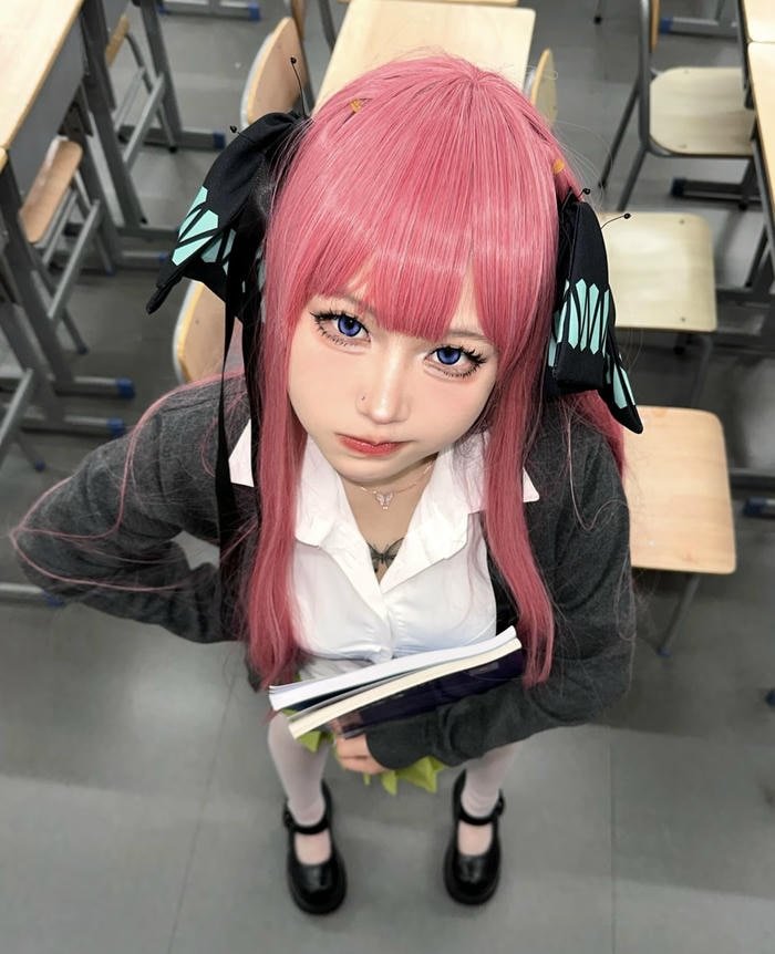 Hình nino nakano cosplay phong thái tự tin mạnh mẽ