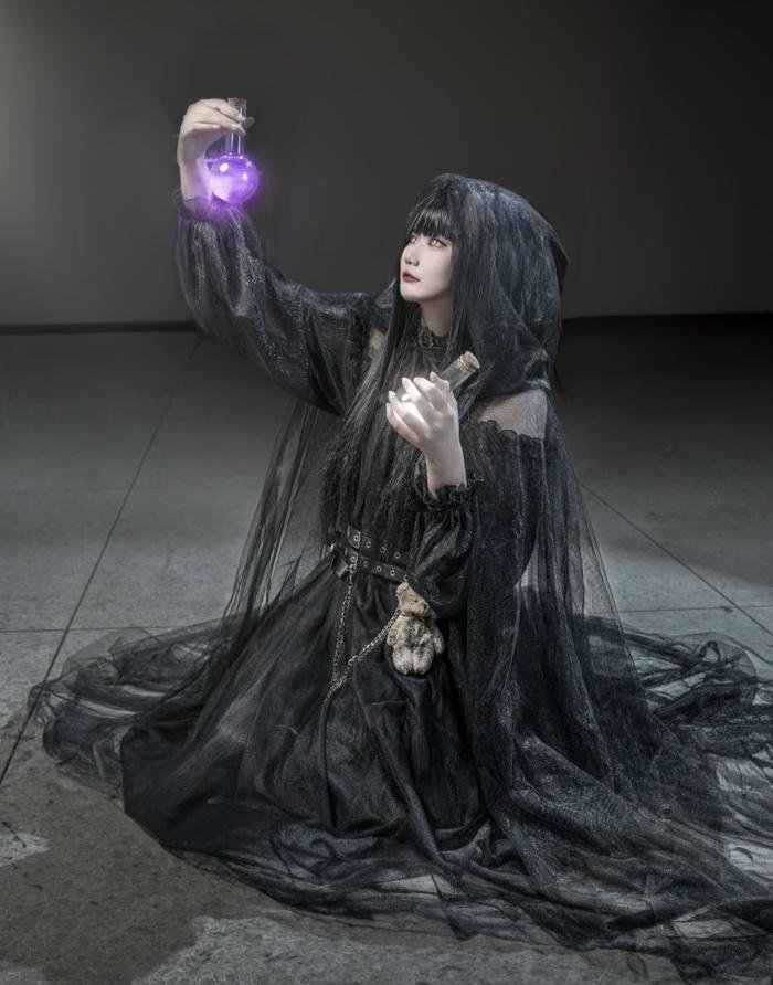 Hình phù thuỷ cosplay mặc váy đen