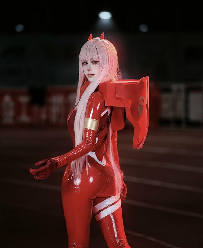 Hình zero two cosplay dáng đứng tự tin