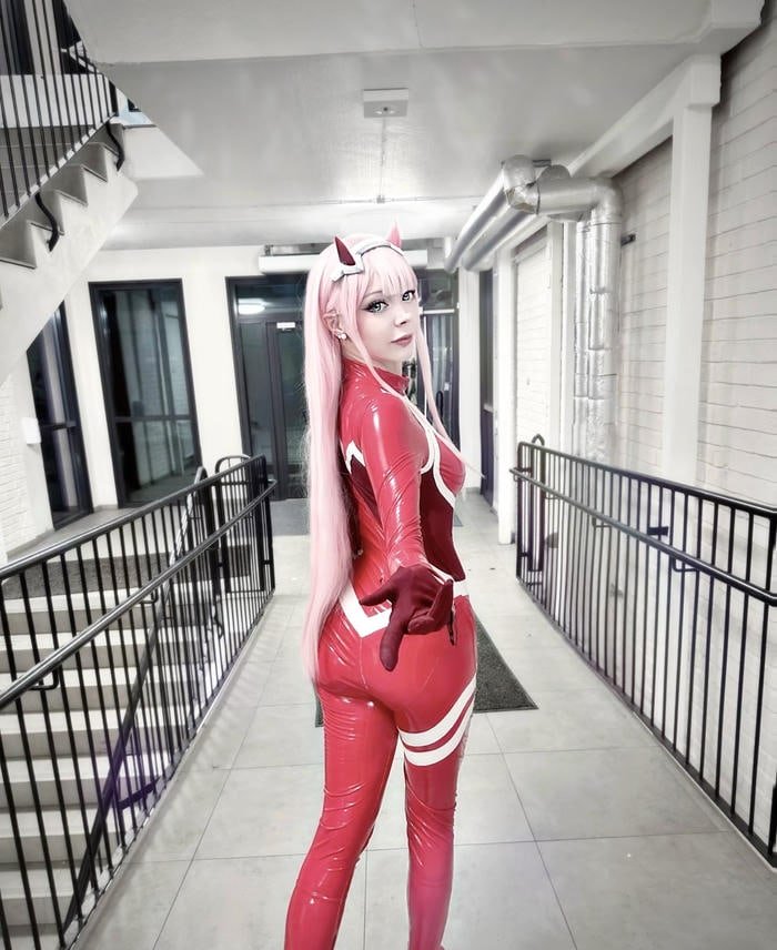 Hình zero two cosplay mái tóc hồng óng