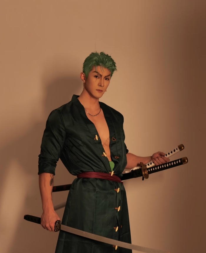 Hình zoro cosplay ánh mắt lạnh lùng tập trung