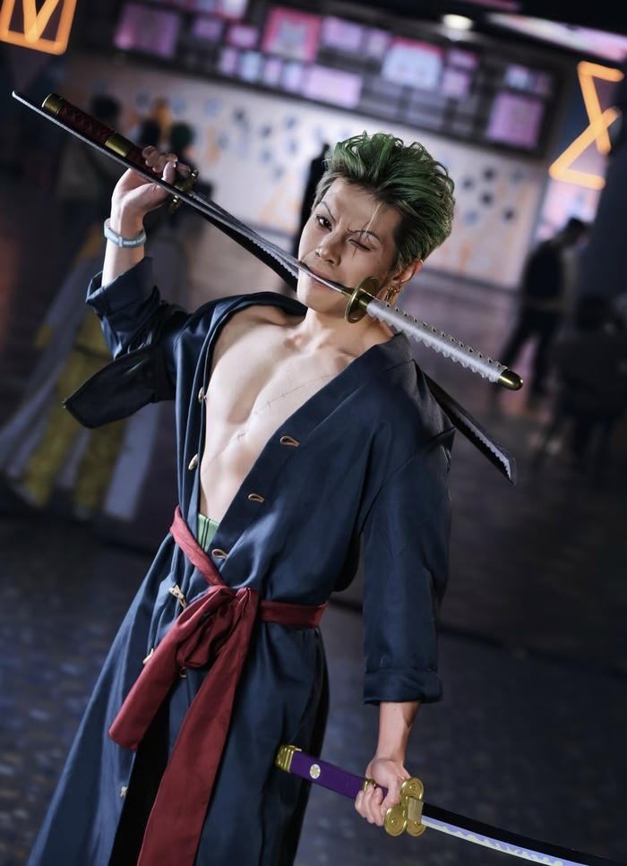 Hình zoro cosplay dáng đứng bất động vững