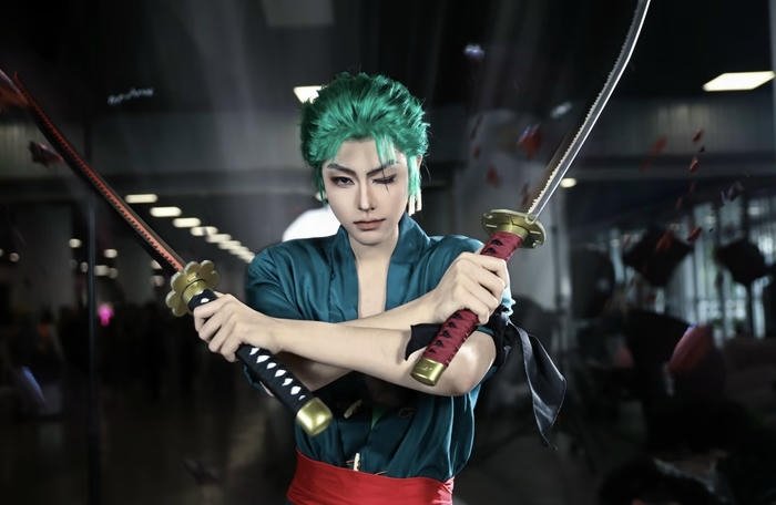 Hình zoro cosplay nét mặt trầm tĩnh cứng cỏi