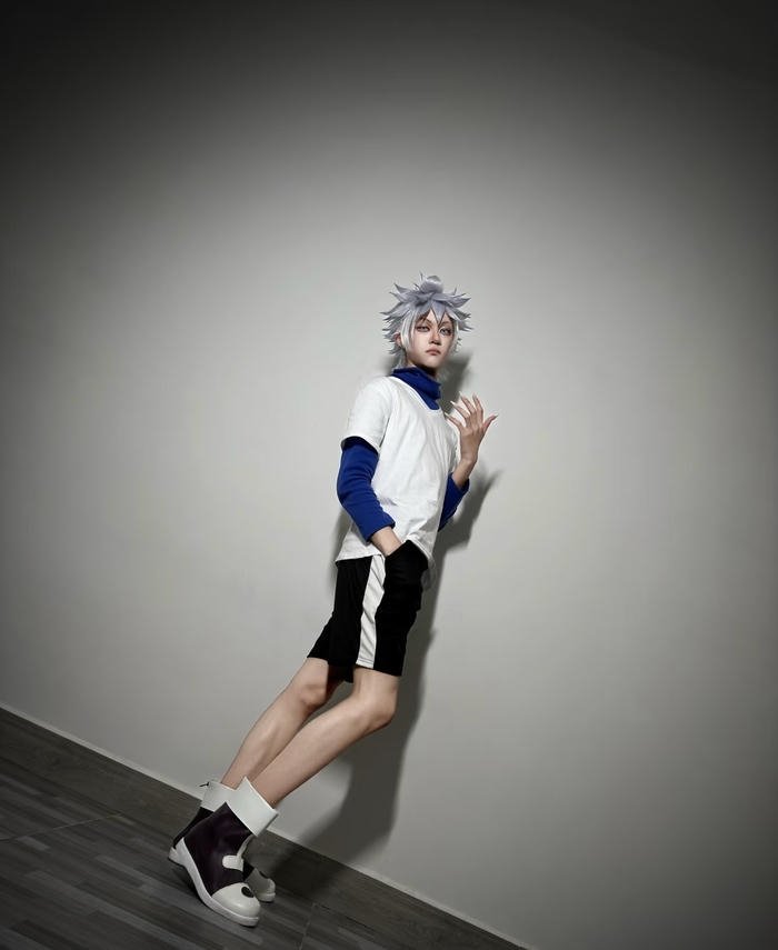Killua cosplay biểu cảm lạnh lùng cá tính