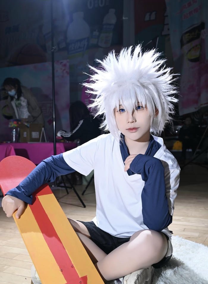 Killua cosplay tạo dáng tự tin phong cách anime