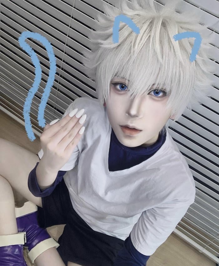 Killua cosplay trang phục đơn giản nhưng ấn tượng