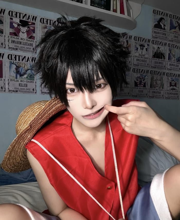 Luffy cosplay phong thái trẻ trung
