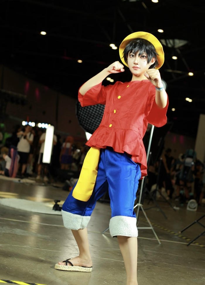 Luffy cosplay thần sắc tràn đầy năng lượng