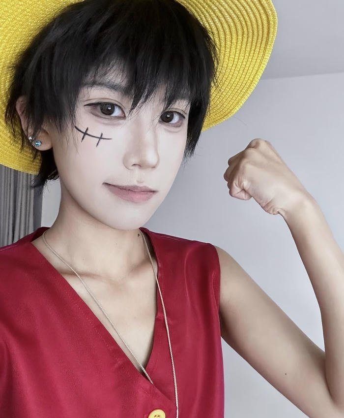 Luffy cosplay thần thái tươi vui