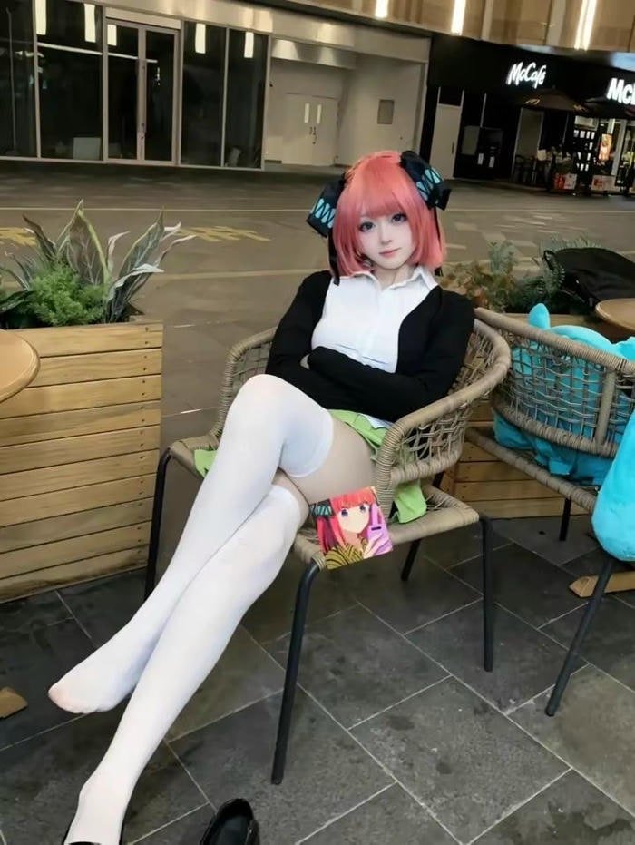 Nino nakano cosplay tạo dáng nhẹ nhàng phong cách anime