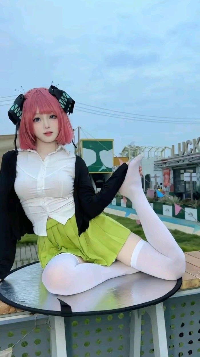 Nino nakano cosplay trang phục học đường dễ thương