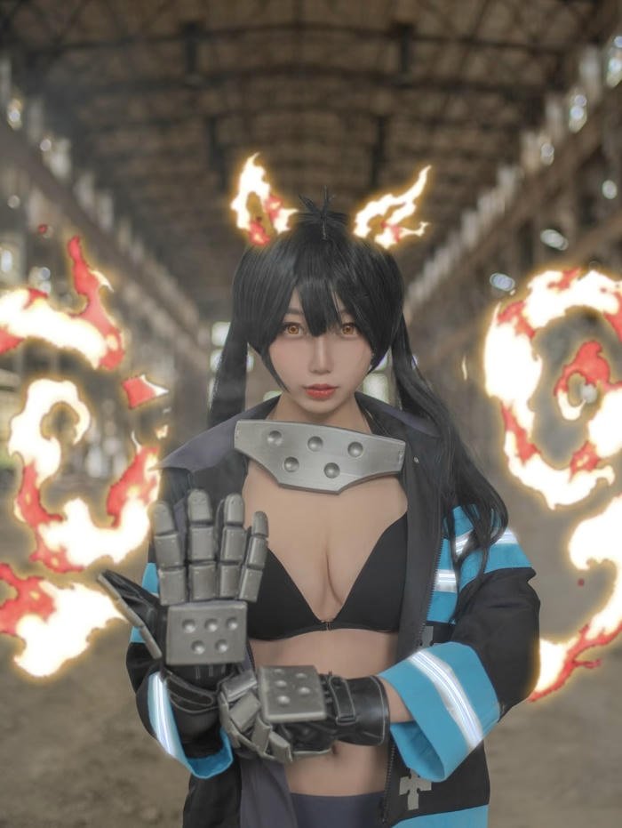 Tamaki kotatsu cosplay đeo gang tay sắt