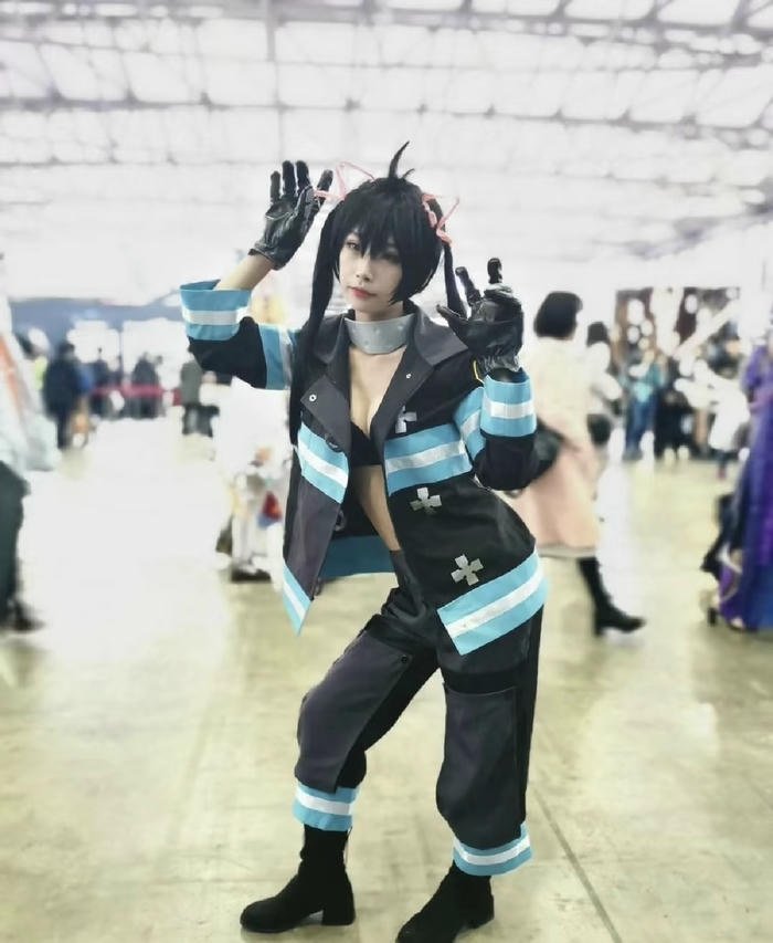 Tamaki kotatsu cosplay đứng tạo dáng