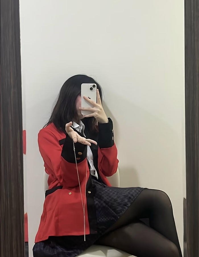 Yumeko jabami cosplay chụp trước gương