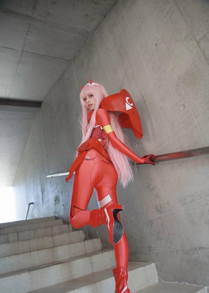 Zero two cosplay bước lên cầu thang