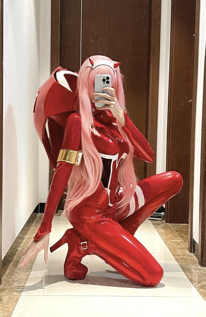 Zero two cosplay chụp trước gương