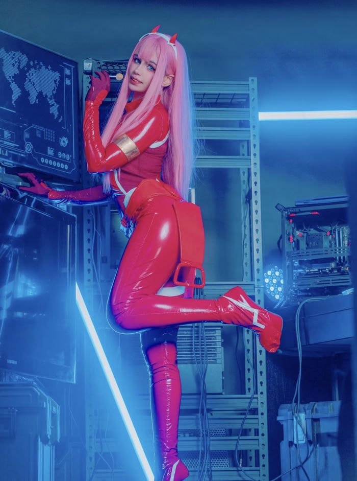 Zero two cosplay dáng đứng co 1 chân