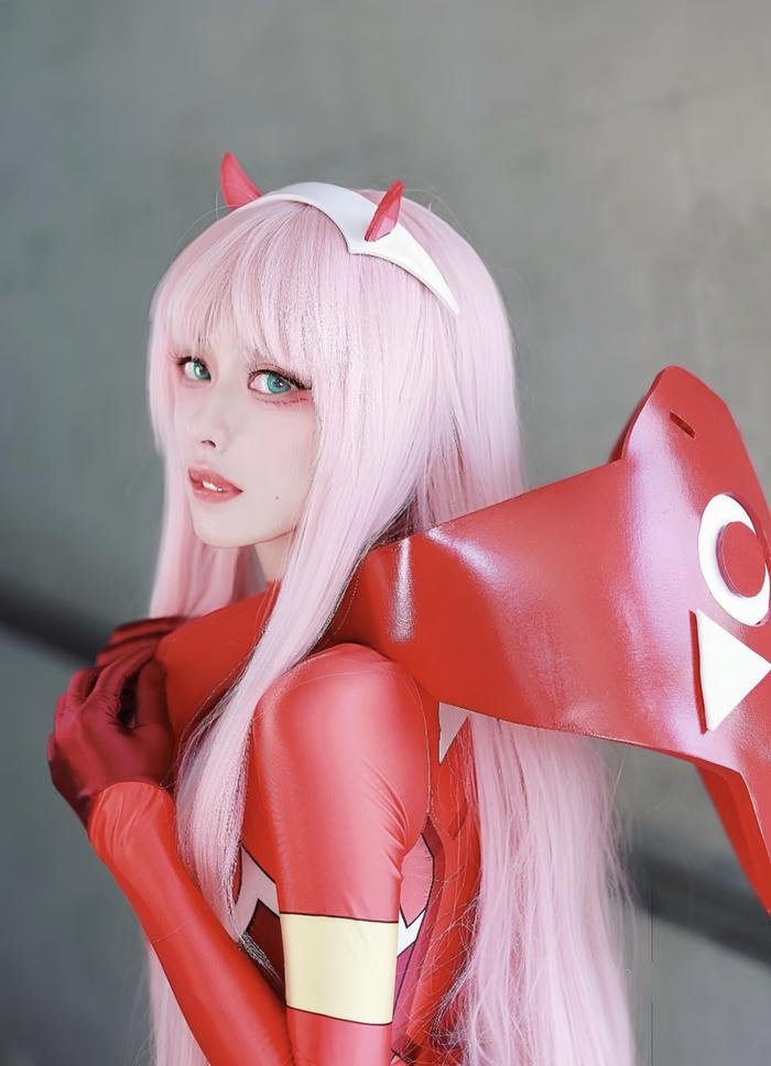 Zero two cosplay tạo dáng góc nghiêng