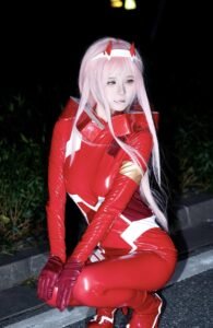 Zero two cosplay thân hình bốc lửa
