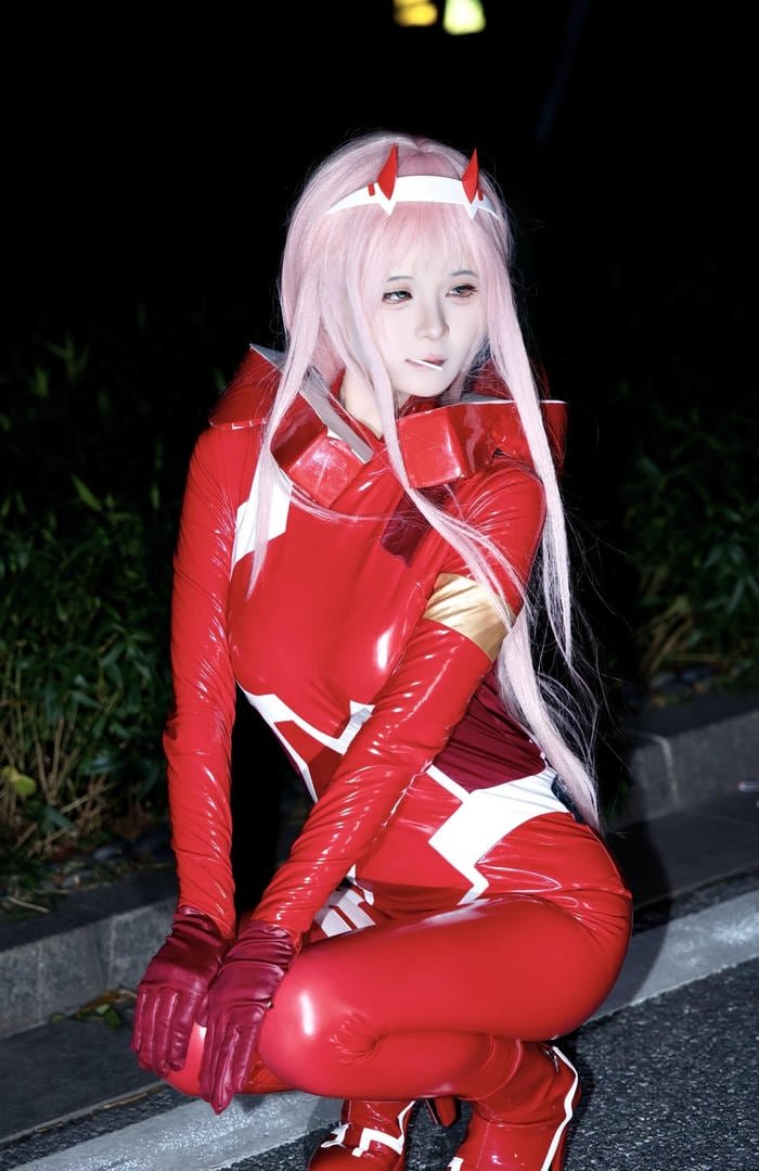 Zero two cosplay thân hình bốc lửa