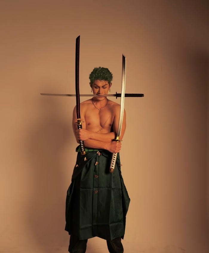 Zoro cosplay biểu cảm nghiêm nghị phong thái kiếm sĩ