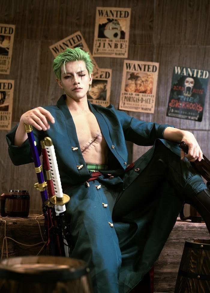 Zoro cosplay biểu cảm trầm ổn đầy bản lĩnh